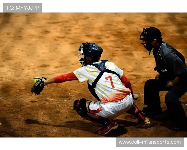 垒球赛裁判被球击倒！比赛紧急暂停